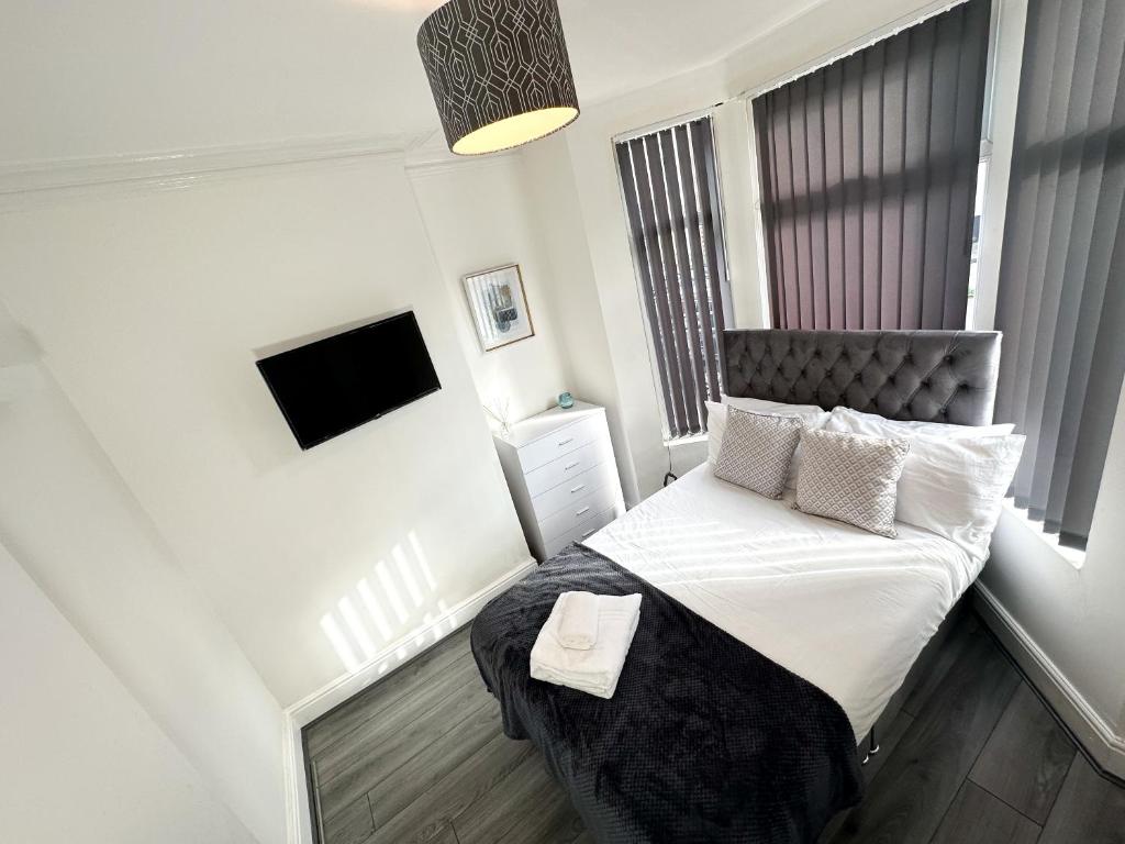 niewielka sypialnia z łóżkiem i telewizorem w obiekcie Vicar Road w Liverpoolu