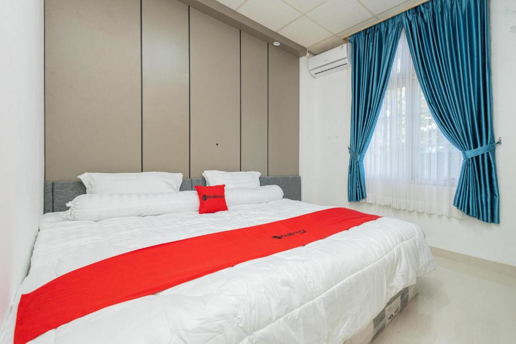 Postel nebo postele na pokoji v ubytování RedDoorz @ Politeknik Pelayaran Banten
