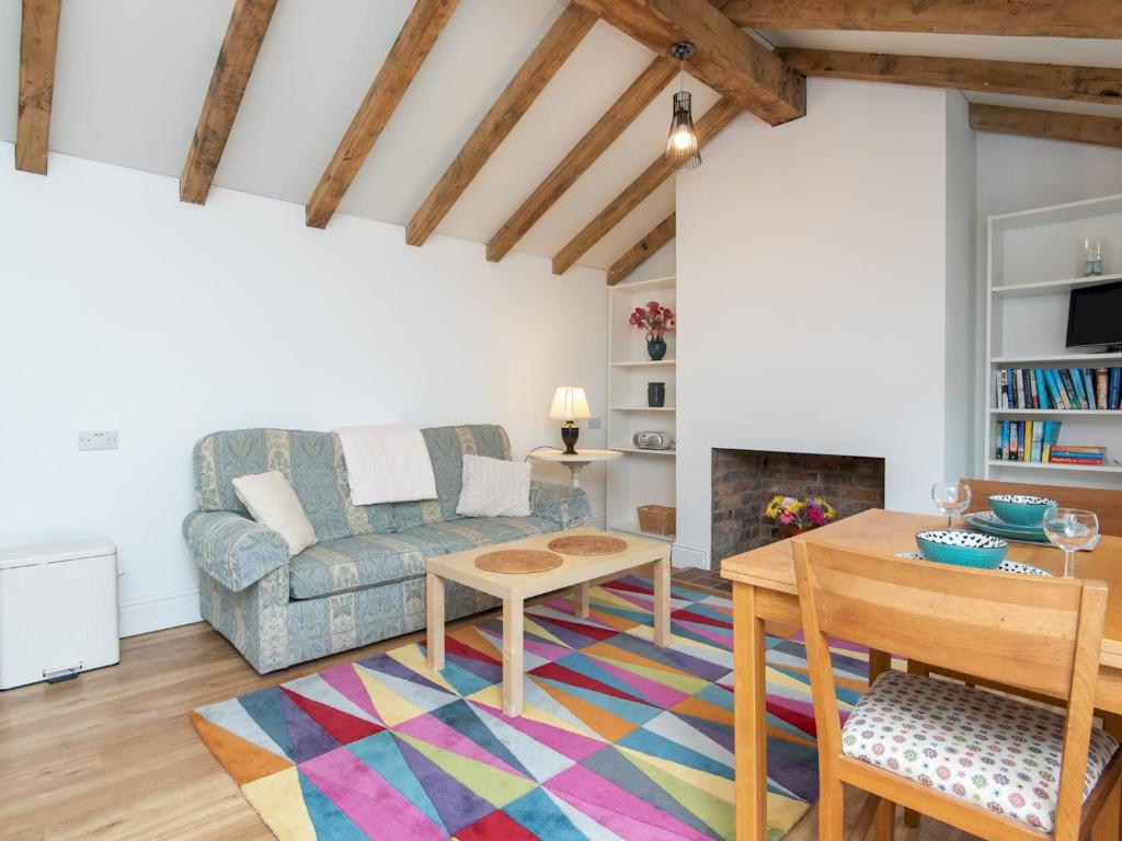 een woonkamer met een bank en een tafel bij Pass the Keys Charming Garden cottage with parking in Bath