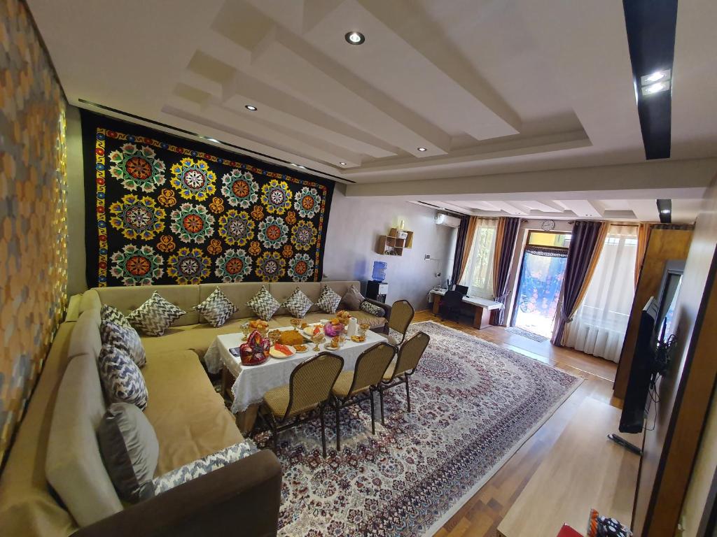 - un salon avec un canapé et une table dans l'établissement Guest house Homely, à Douchanbé