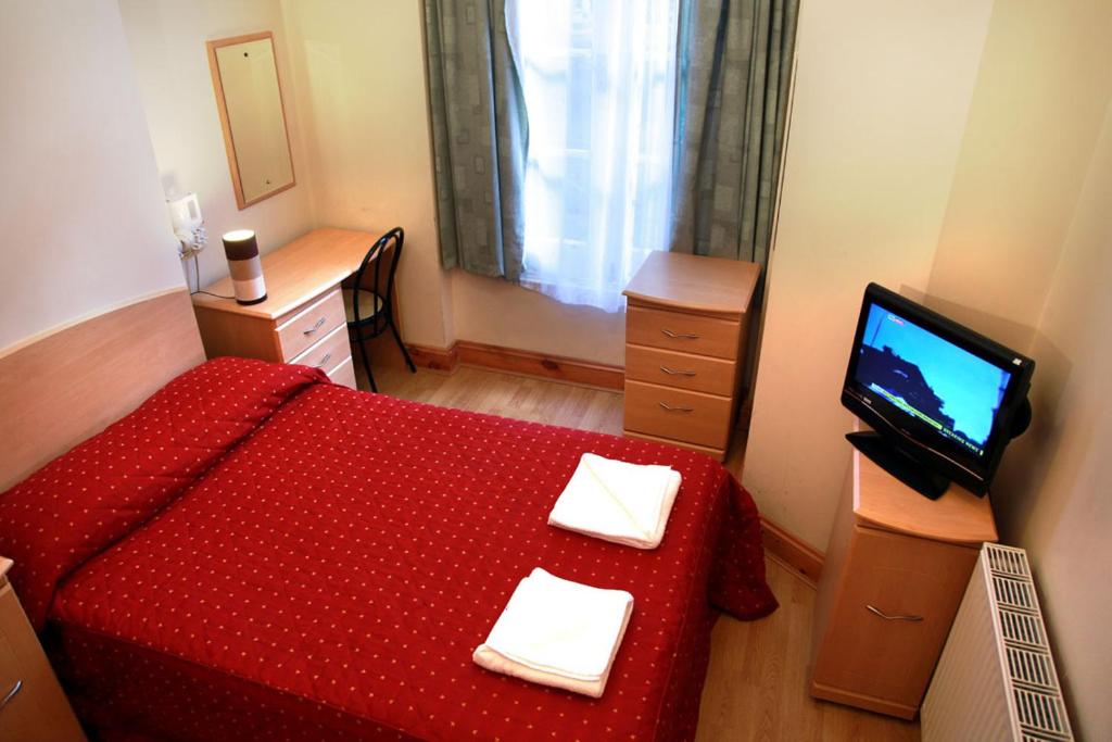 Postel nebo postele na pokoji v ubytování Elmwood Hotel