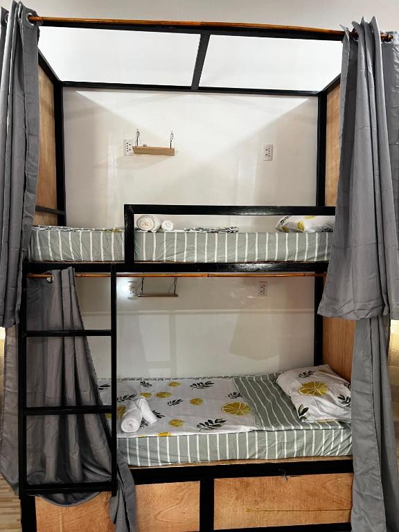 Una cama o camas en una habitación de The Backyard Inn