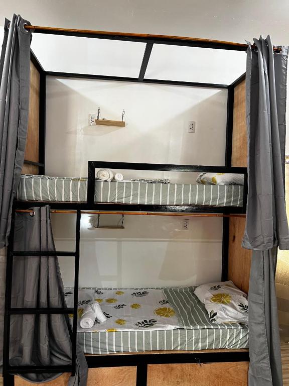 Una cama o camas en una habitación de The Backyard Inn