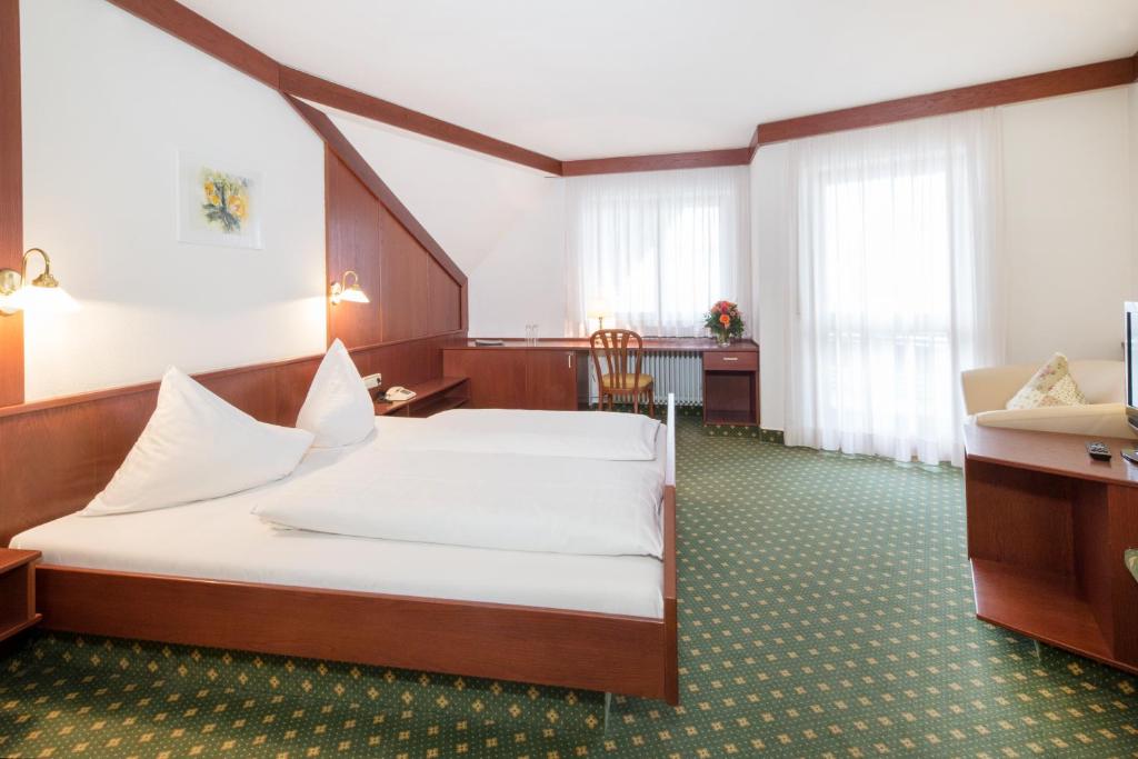Postel nebo postele na pokoji v ubytování Hotel Jägerhaus