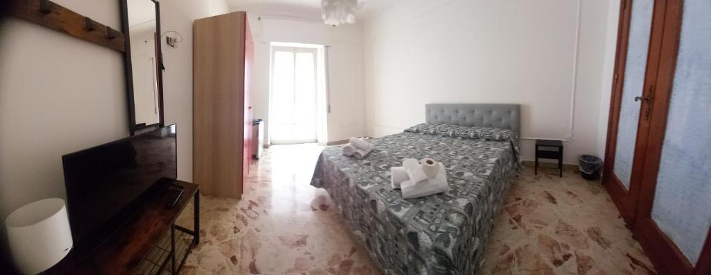 1 dormitorio con 1 cama con toallas en Framamired, en Palermo
