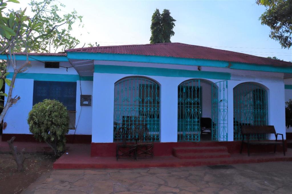 ein blau-weißes Gebäude mit Toren darauf in der Unterkunft KANAMAI PRIME VILLAS in Mombasa