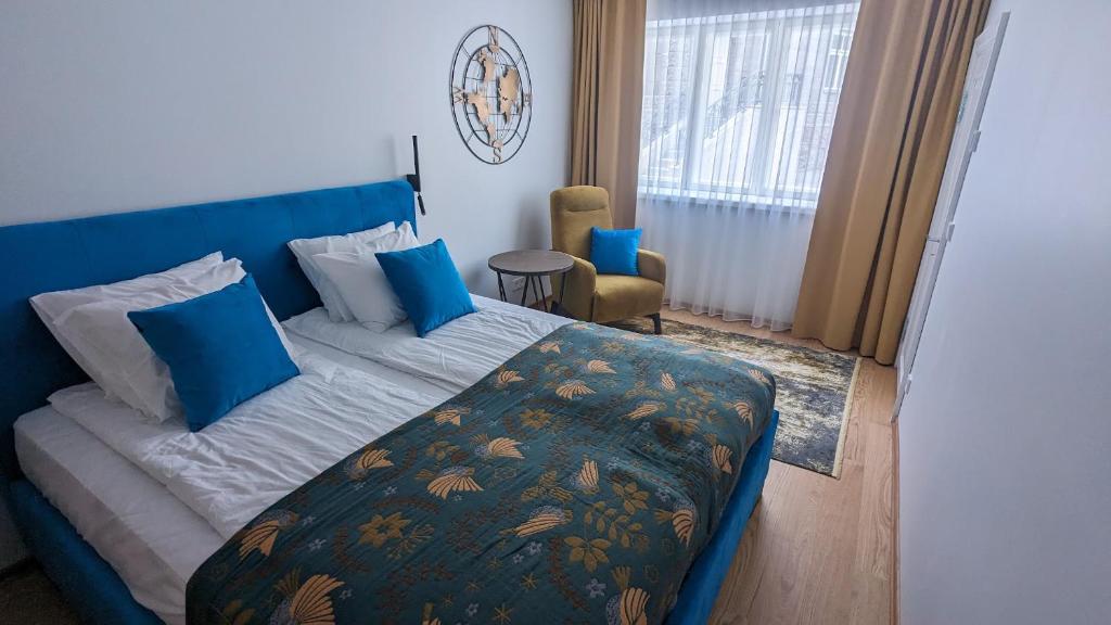 1 dormitorio con cama azul y cabecero azul en Eimrant Apartment at Vallikraavi en Tartu