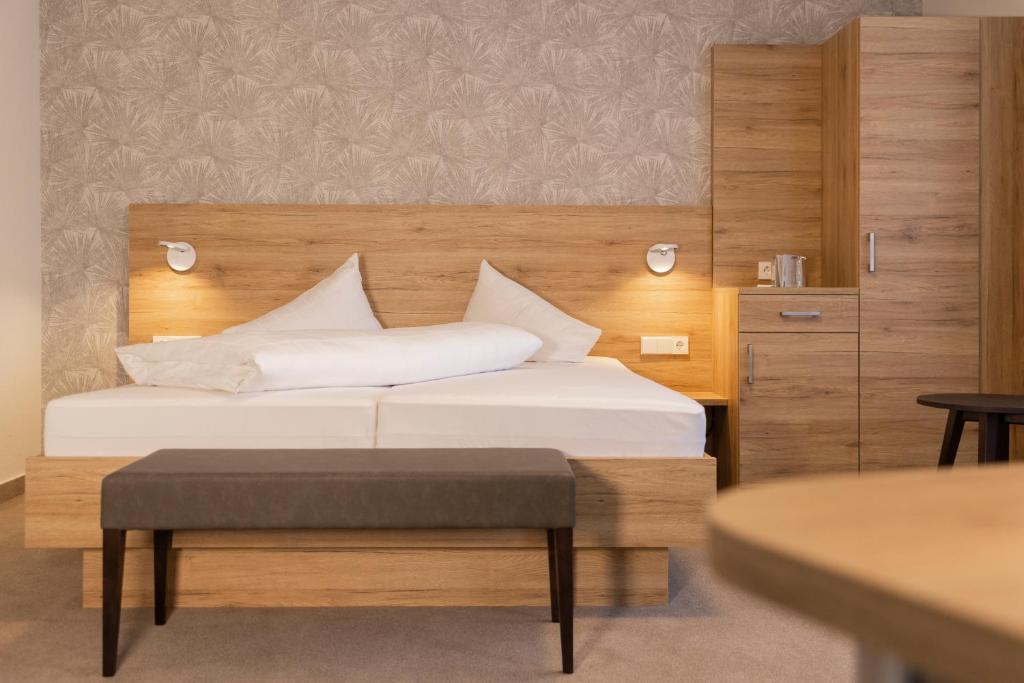 Postel nebo postele na pokoji v ubytování Hotel Jägerhaus
