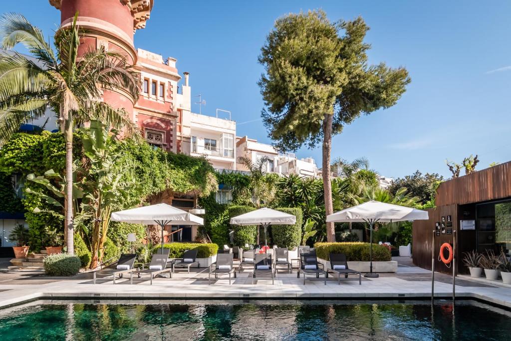Bazén v ubytovaní Hotel Medium Sitges Park alebo v jeho blízkosti