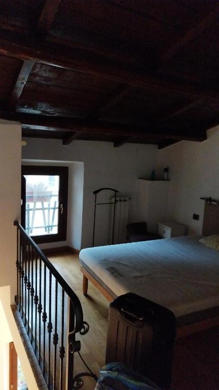 1 dormitorio con 1 cama grande y una escalera en Home Monterotondo Ryder cup, en Monterotondo