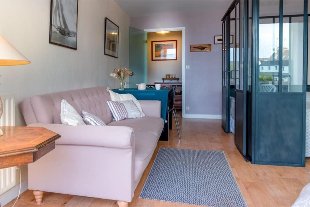 a living room with a couch and a table at RÉF 119 LARMOR-PLAGE Appartement studio moderne in Larmor-Plage