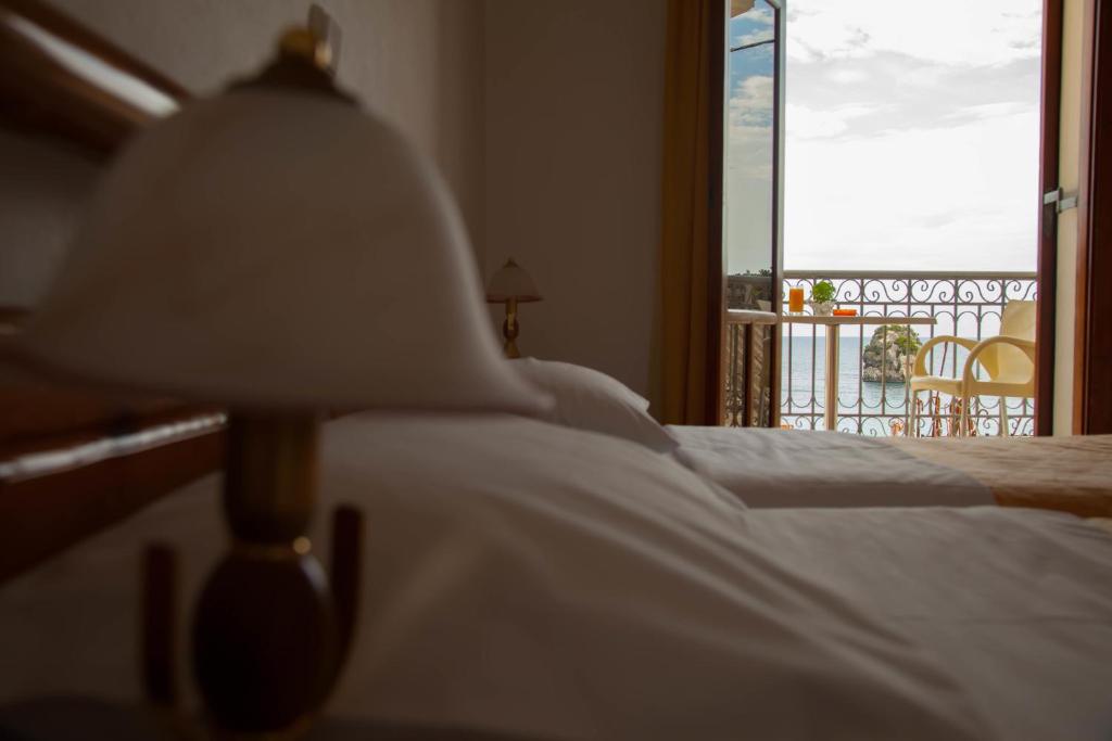 Postel nebo postele na pokoji v ubytování Avlonitis Rooms