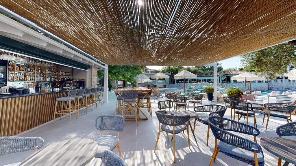 Um restaurante ou outro lugar para comer em Acrotel Athena Pallas