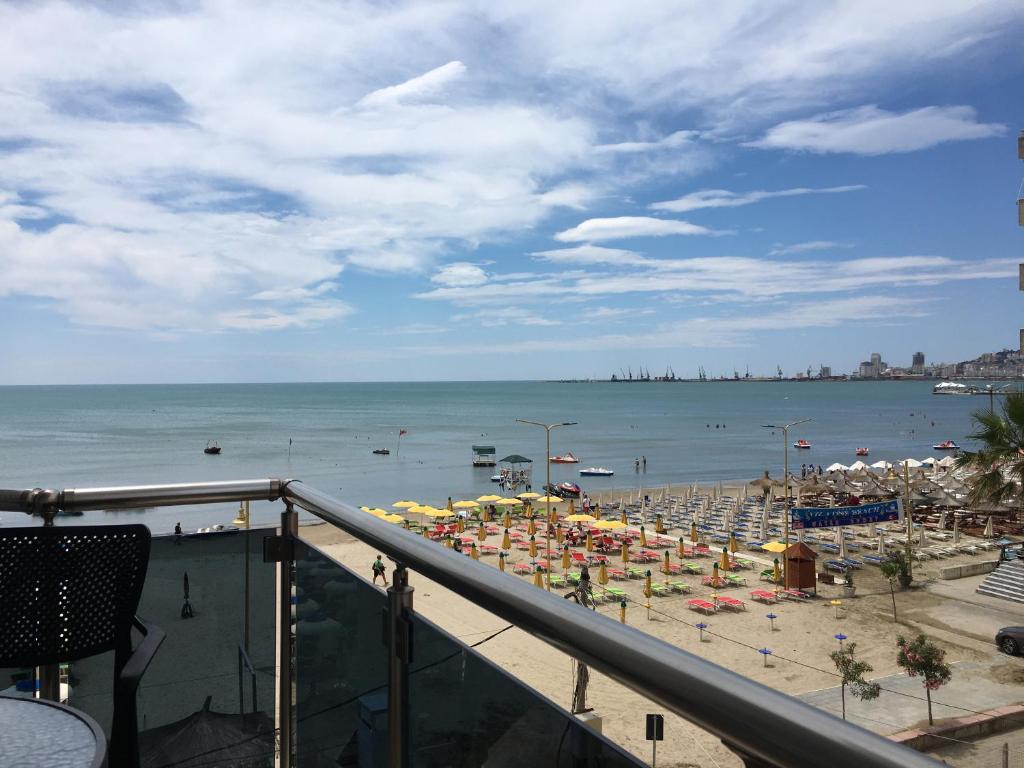 都拉斯Apartmán Hany的海滩上摆放着椅子和遮阳伞