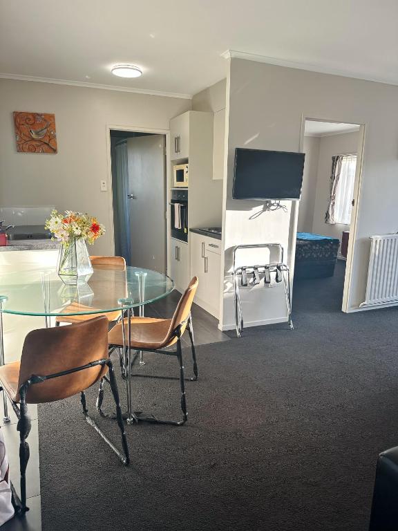 Red Rock Thermal Motel - Mineral Pool - Resim 11