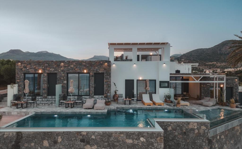 Villa con piscina y casa en Plakakia Luxury Apartments en Makry Gialos