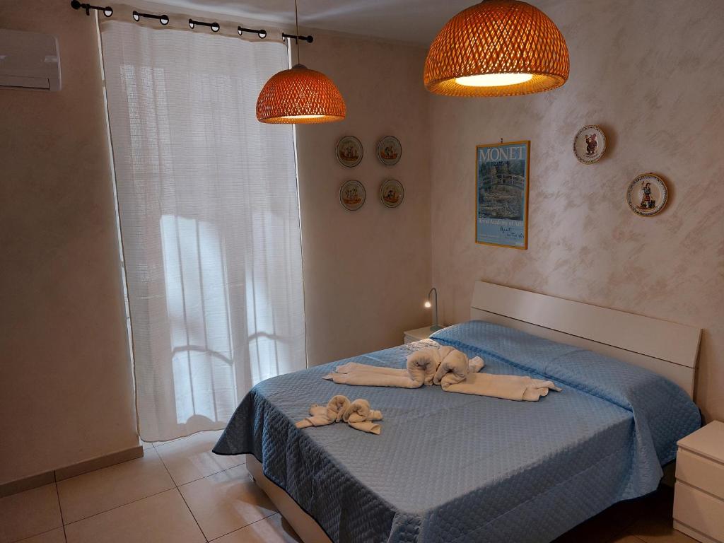 - une chambre avec un lit et des serviettes dans l'établissement Aglianico Guest House, à Naples