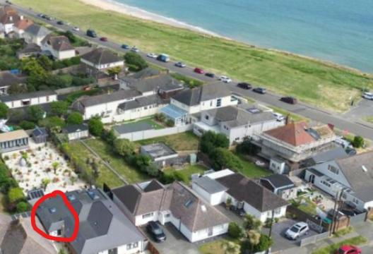 una vista aerea di una casa vicino all'oceano di Crow Nest a Barton on Sea