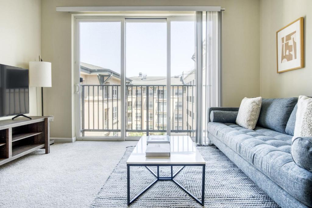 TV a/nebo společenská místnost v ubytování San Bruno 2BR w Pool Gym WD nr trains shops SFO-584