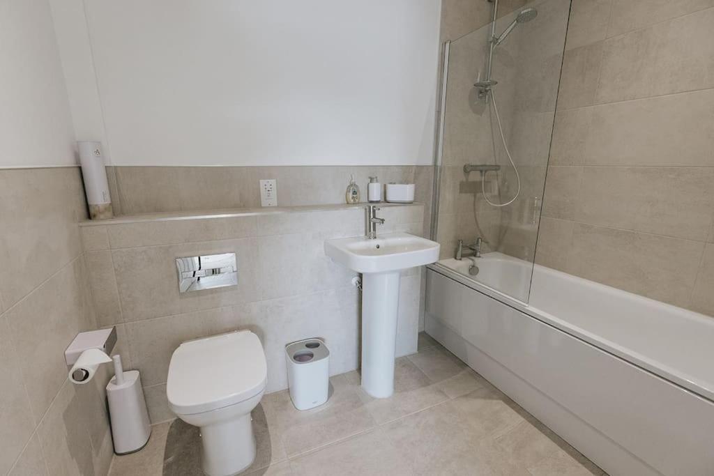 Vannituba majutusasutuses BOBBIN ROW - Grade 2 Listed Property with a Beautiful Design with Access to Leeds
