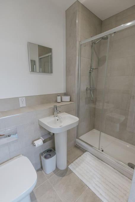 Vannituba majutusasutuses BOBBIN ROW - Grade 2 Listed Property with a Beautiful Design with Access to Leeds