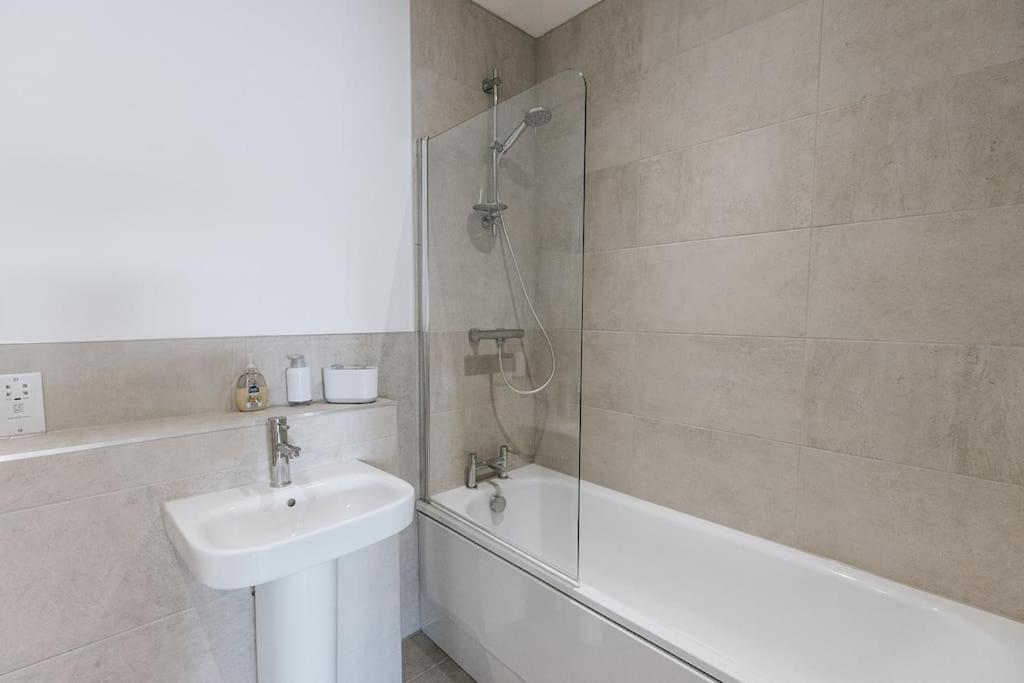 Vannituba majutusasutuses BOBBIN ROW - Grade 2 Listed Property with a Beautiful Design with Access to Leeds