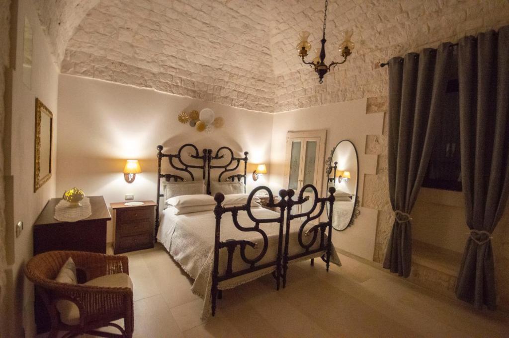 une chambre avec un lit, une table et une chaise dans l'établissement Locorotondo Stone House, à Locorotondo