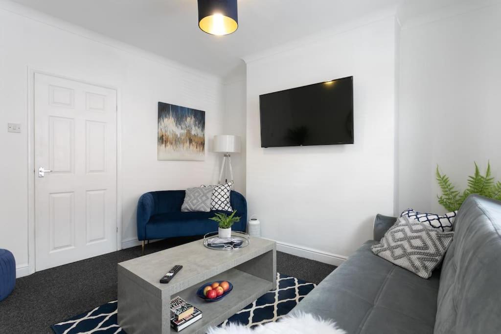 een woonkamer met een bank en een tv bij *Central 2 bed - Sleeps 5* in Chesterfield