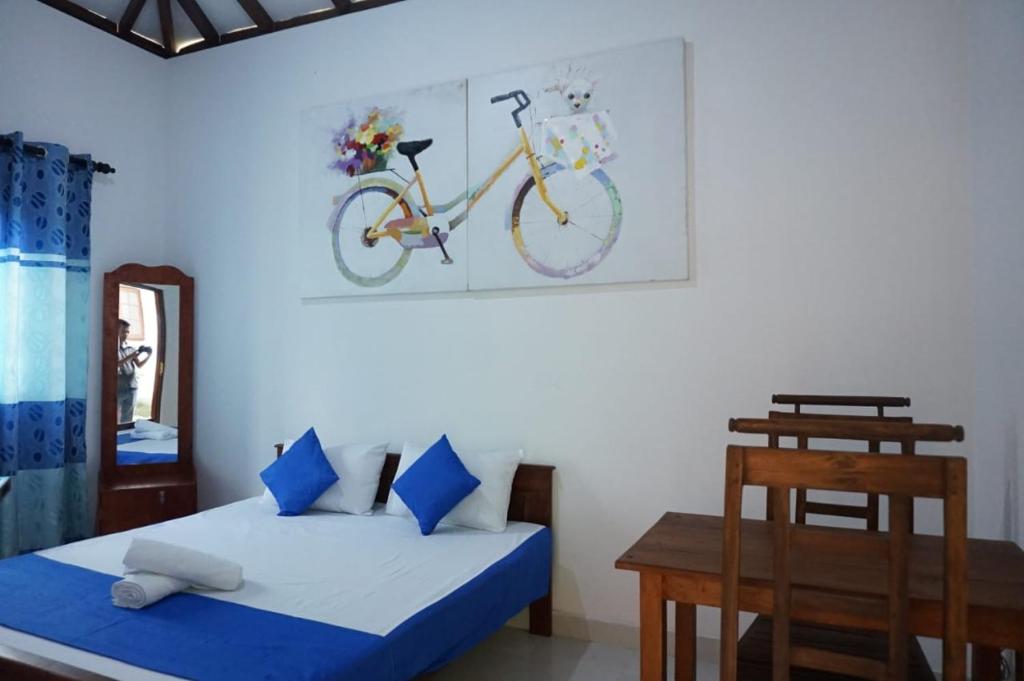 庫魯內格拉的住宿－Agoura Hills，卧室配有一张床,墙上有自行车