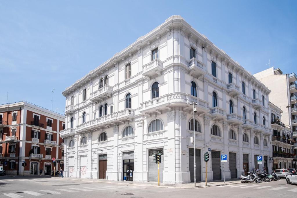 un edificio bianco all'angolo di una strada di Palazzo Zippitelli Apartments a Bari