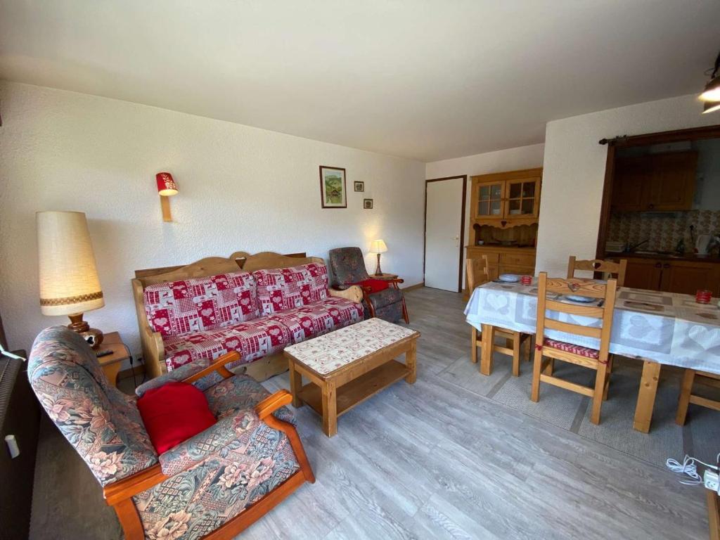 Appartement Le Grand-Bornand, 3 pièces, 7 personnes - FR-1-241-122にあるシーティングエリア