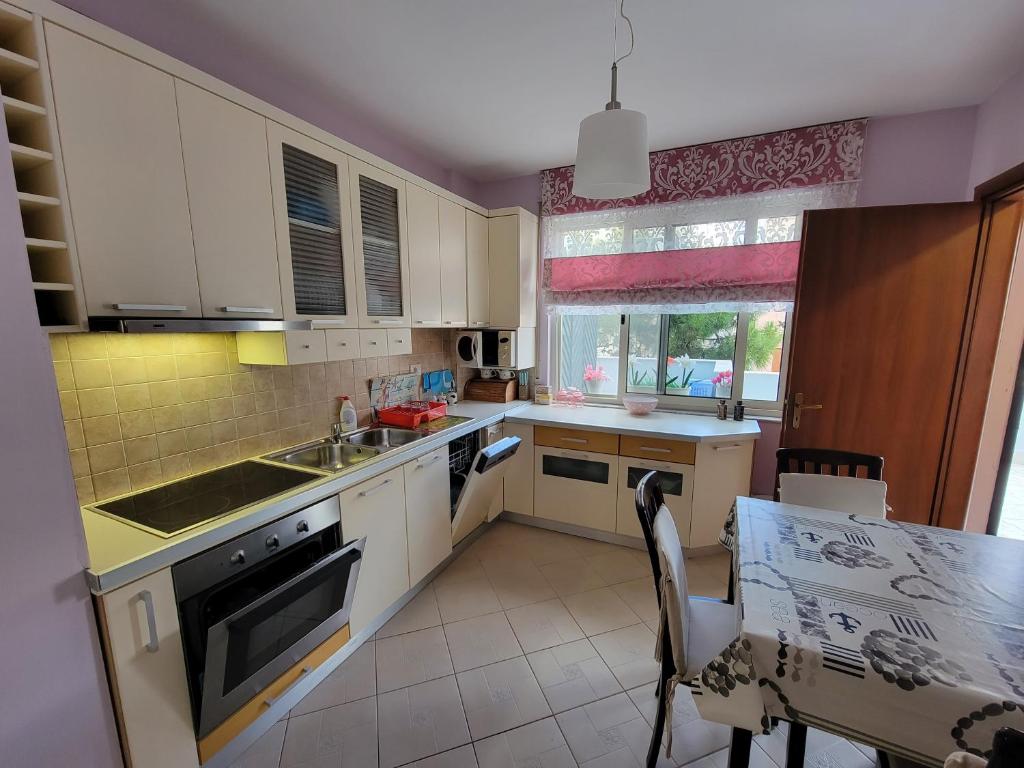 Kuchyň nebo kuchyňský kout v ubytování Beko - Apartment with sea view in Durres