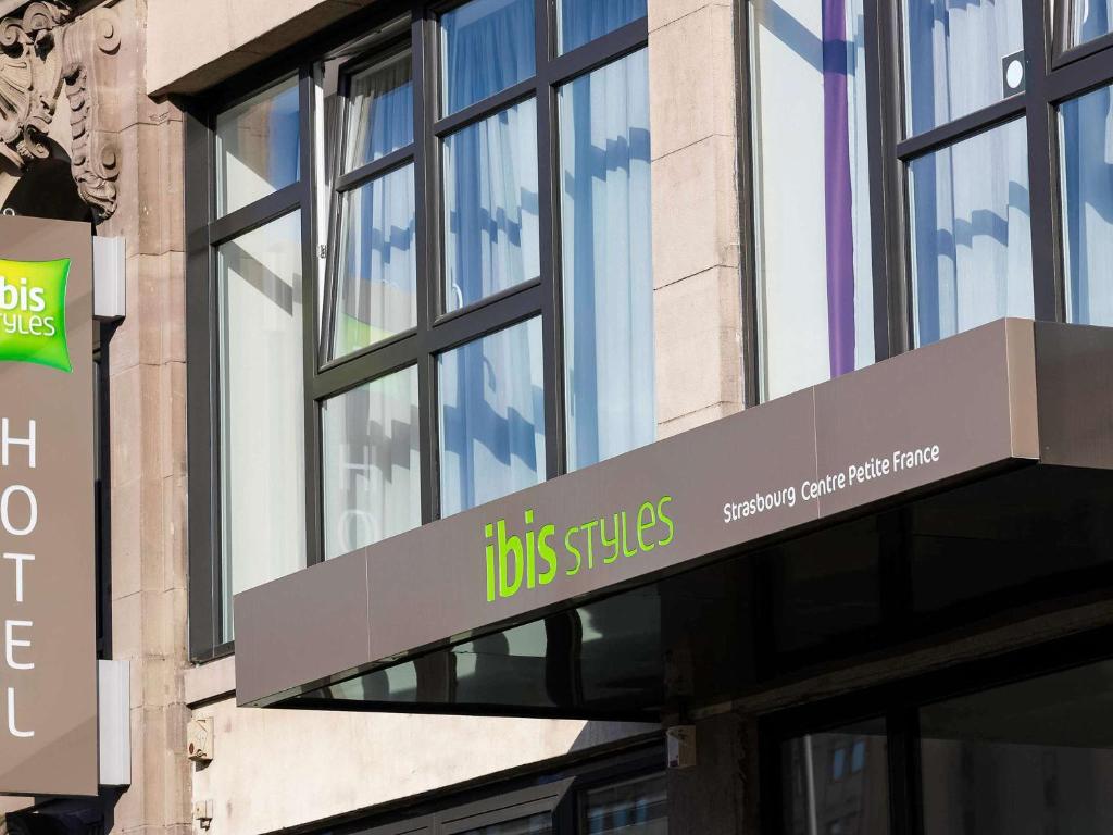 un edificio con un cartel de notas de autobús. en ibis Styles Strasbourg Centre Petite France, en Estrasburgo