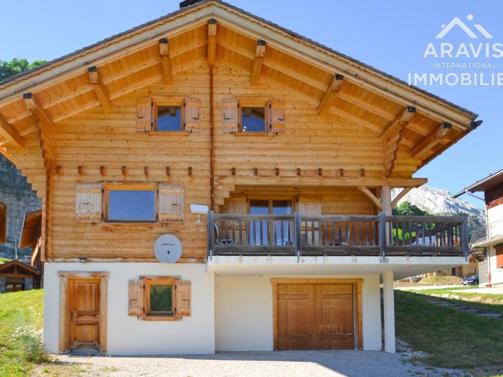 ル・グラン・ボルナンにあるChalet Le Grand-Bornand, 6 pièces, 8 personnes - FR-1-391-47の木造家屋(上にバルコニー付)