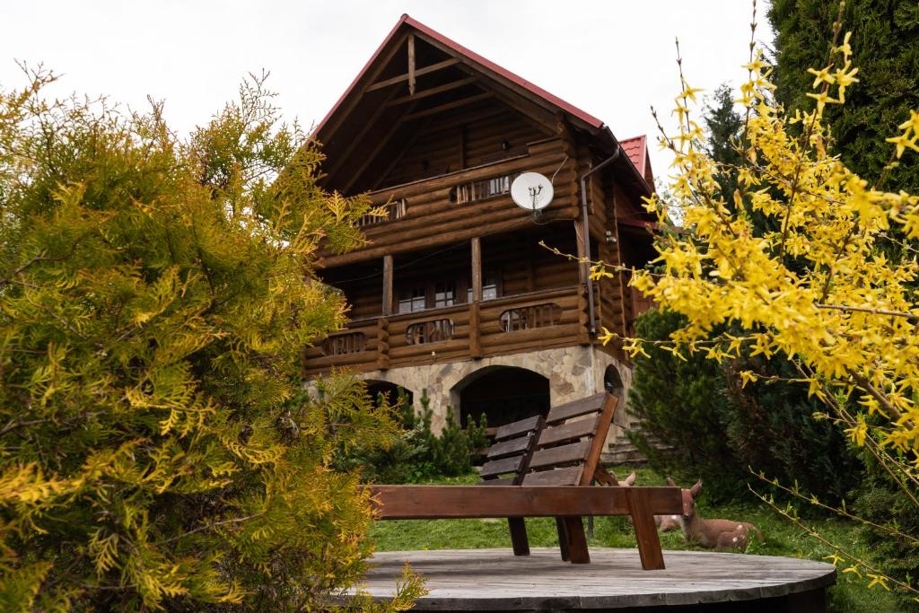 ボロフタにあるМедовийの木製のベンチ