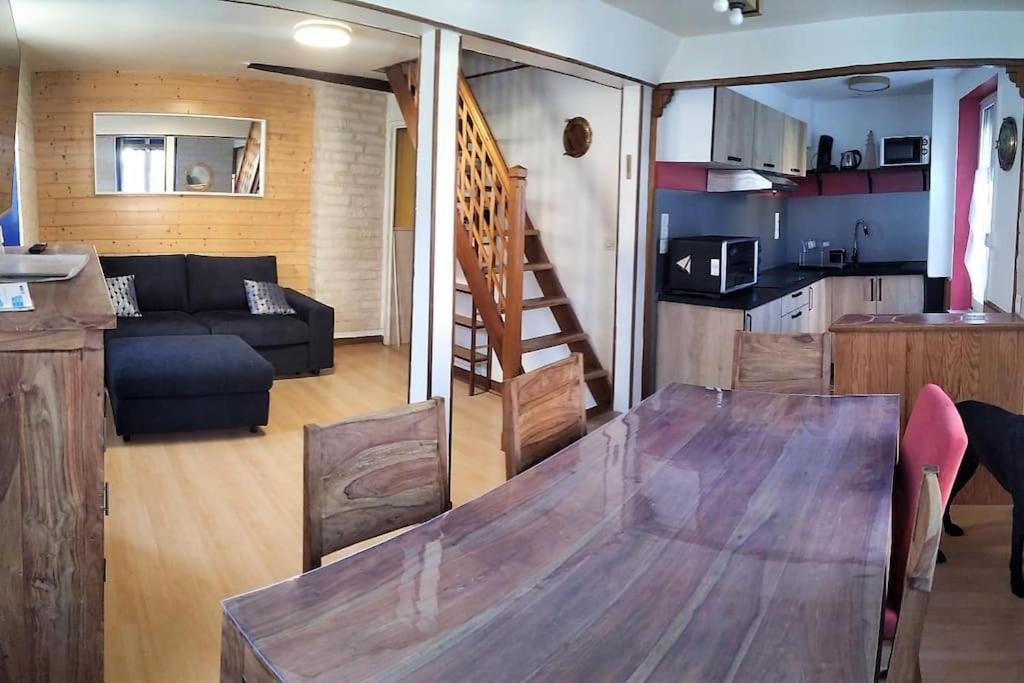 Il comprend une cuisine et un salon avec une table en bois. dans l'établissement Appt de charme en plein cœur historique, à Dives-sur-Mer