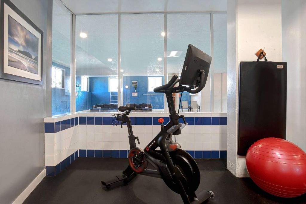 Fitness centrum a/nebo fitness zařízení v ubytování Days Inn by Wyndham Victoria Uptown