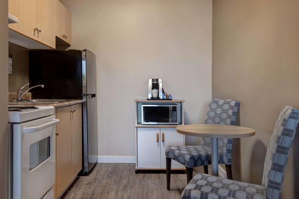 Kuchyň nebo kuchyňský kout v ubytování Days Inn by Wyndham Victoria Uptown