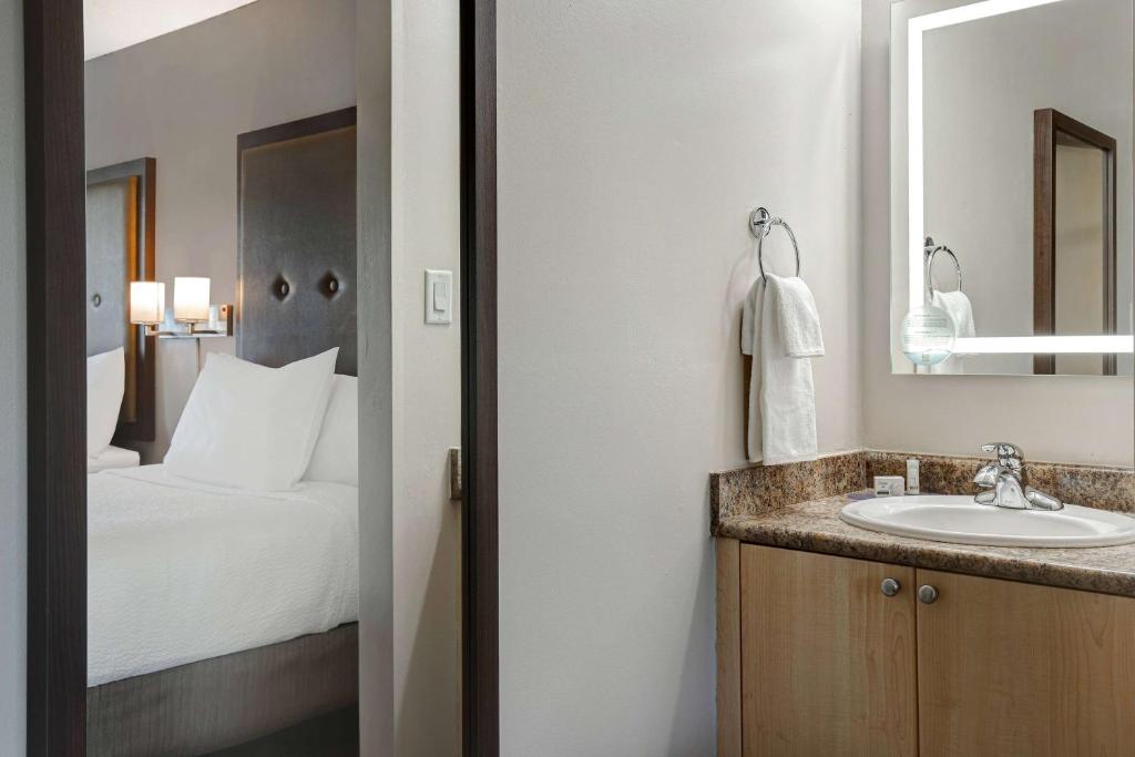 Postel nebo postele na pokoji v ubytování Days Inn by Wyndham Victoria Uptown
