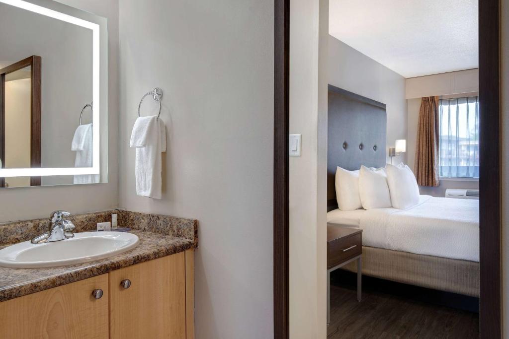 Postel nebo postele na pokoji v ubytování Days Inn by Wyndham Victoria Uptown