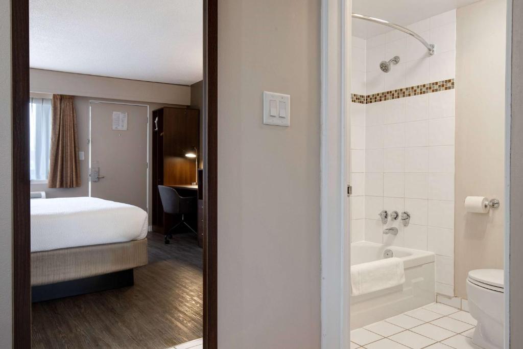 Koupelna v ubytování Days Inn by Wyndham Victoria Uptown