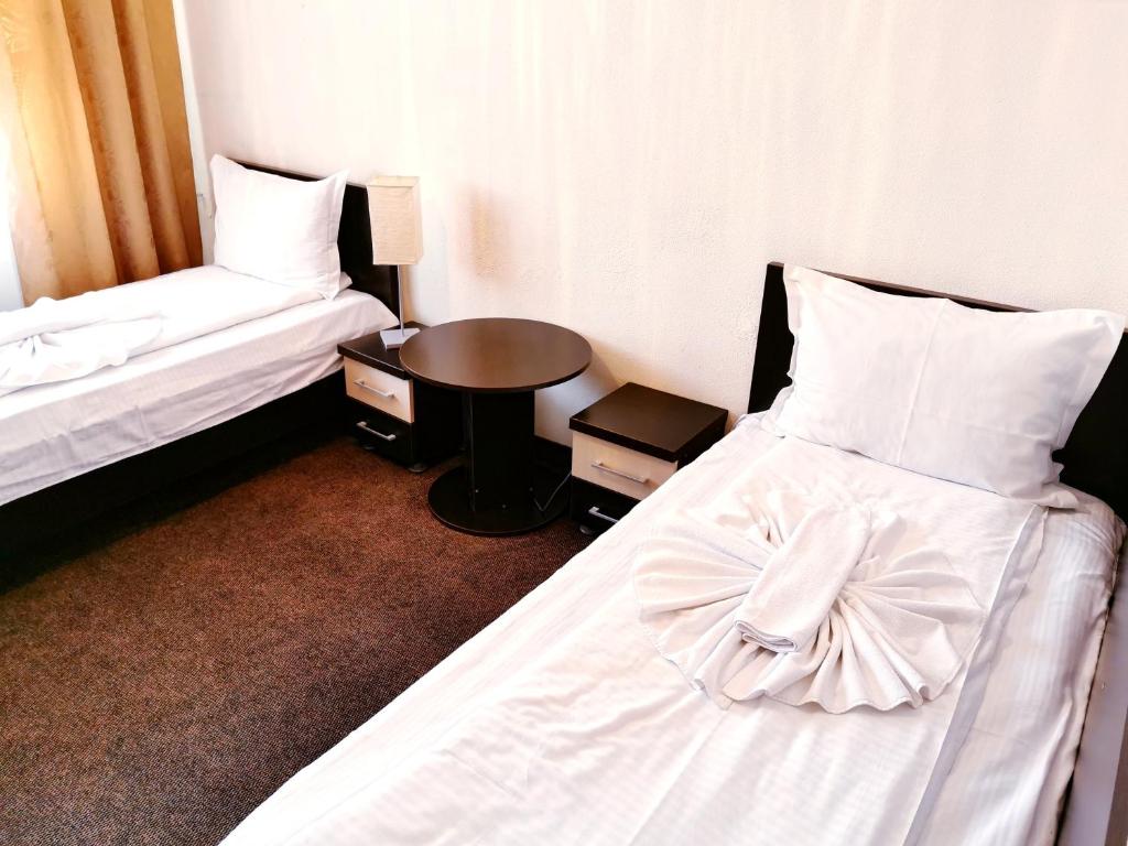 Postel nebo postele na pokoji v ubytování Hotel Muncel Băile Felix