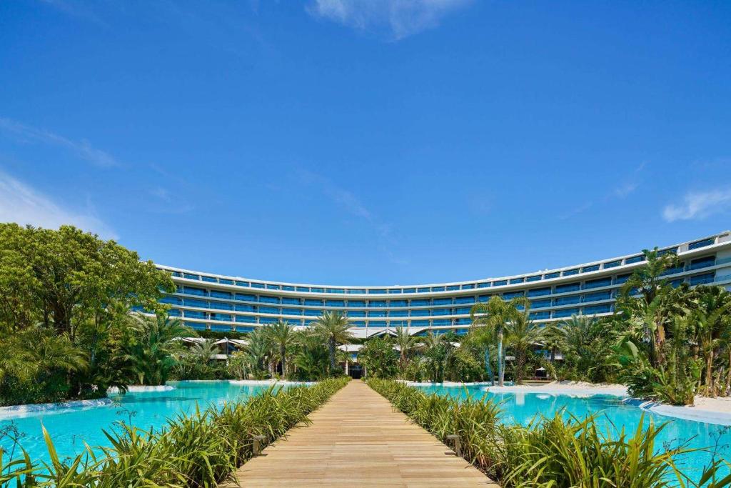 un bâtiment avec un chemin en face d'une piscine dans l'établissement Maxx Royal Belek Golf Resort, à Belek
