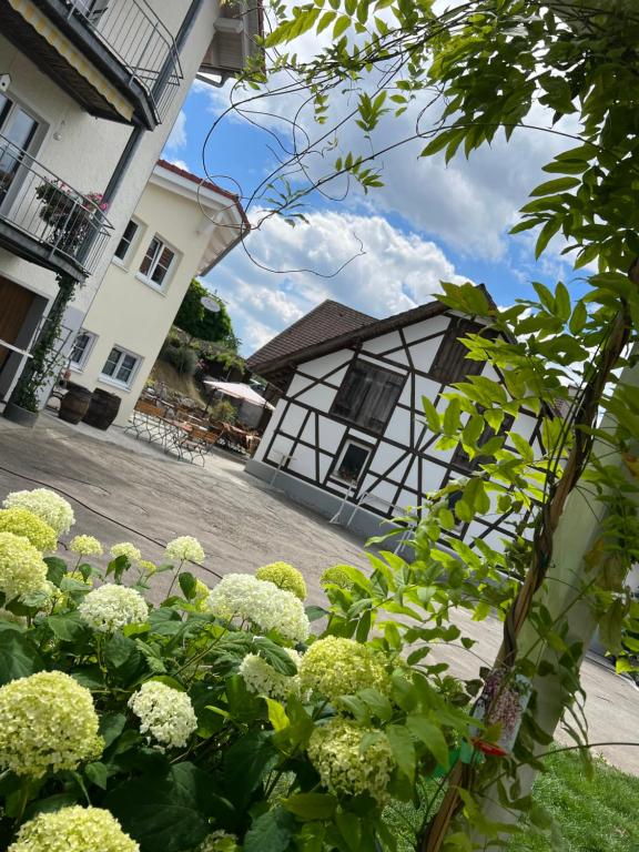a building with a bunch of flowers in front of it at Café Canapé - Nähe Bodensee & Messe in Ravensburg