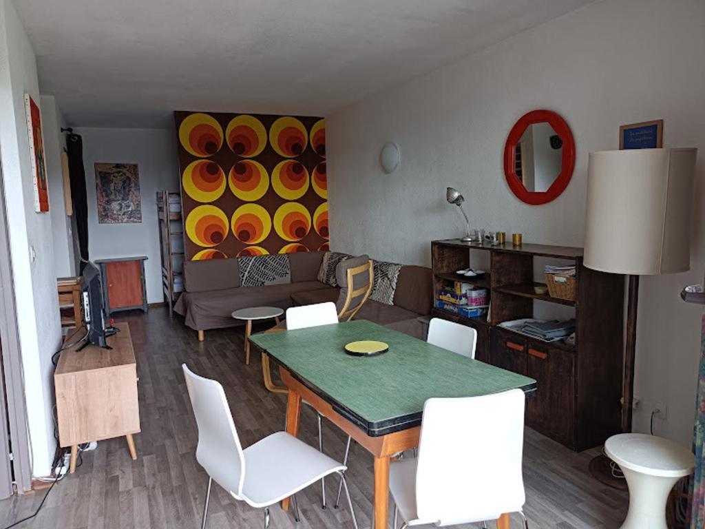 ein Wohnzimmer mit einem Tisch, Stühlen und einem Sofa in der Unterkunft Appartement Villard-de-Lans, 2 pièces, 6 personnes - FR-1-689-30 in Villard-de-Lans