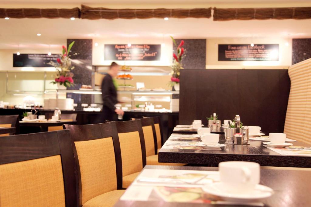 A restaurant or other place to eat at Lindner Hotel Vienna Am Belvedere, part of JdV by Hyatt