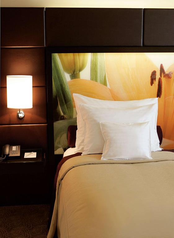 A bed or beds in a room at Lindner Hotel Vienna Am Belvedere, part of JdV by Hyatt