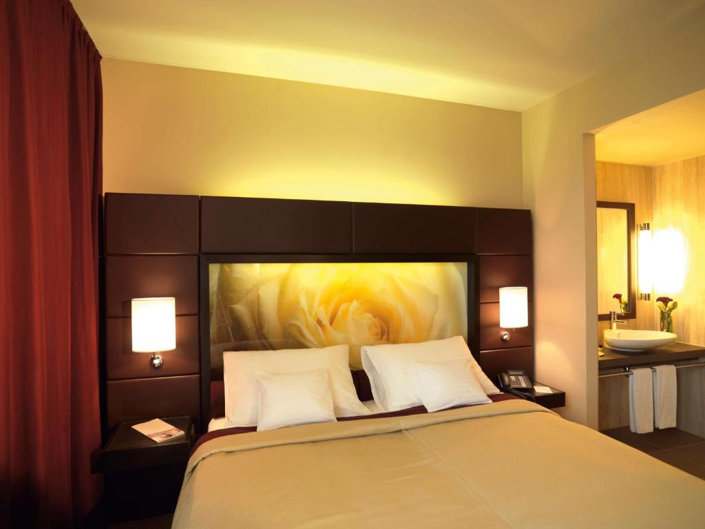 A bed or beds in a room at Lindner Hotel Vienna Am Belvedere, part of JdV by Hyatt