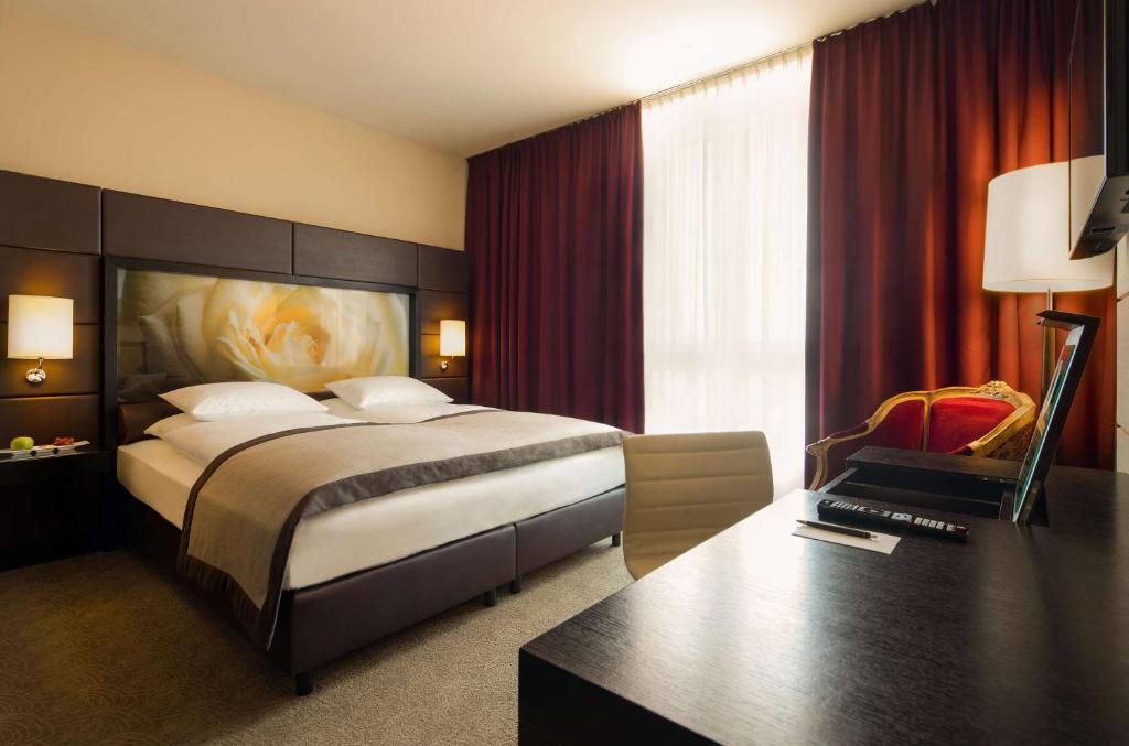 A bed or beds in a room at Lindner Hotel Vienna Am Belvedere, part of JdV by Hyatt