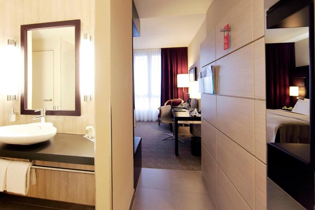 A bed or beds in a room at Lindner Hotel Vienna Am Belvedere, part of JdV by Hyatt